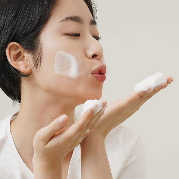 Dear Klairs Rich Moist Foaming Cleanser 100 mL Korean facial cleanser product image 5